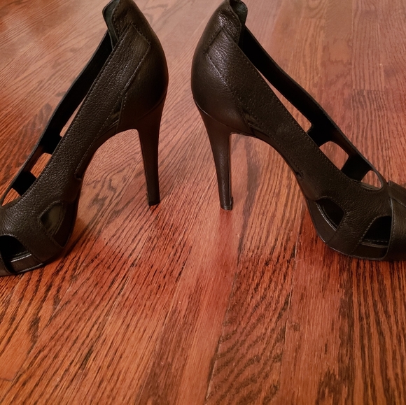 Designer Givenchy cut out pump shoes - Picture 3 of 6